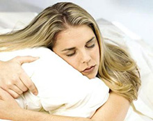 Блондинка спит обнимая подушку