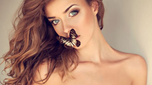 Красивая девушка с бабочкой на рту